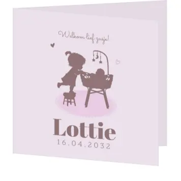 Schattig geboortekaartje met silhouet van grote zus die in het wiegje naar haar zusje kijkt