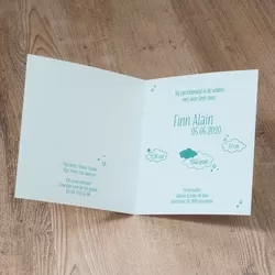 Finn -Kraft geboortekaartje met ooievaar in suède inkt en uitgesneden hartje en wolkje