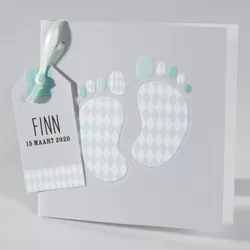 Grijze geboortekaart met voetjes in mint ruitpatroon
