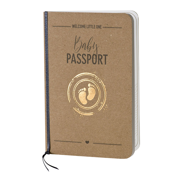 Kraft paspoort geboortekaartje met stempel in koperfolie