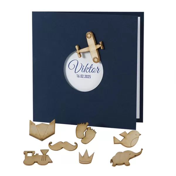 Donkerblauwe geboortekaart met houten motiefje naar keuze