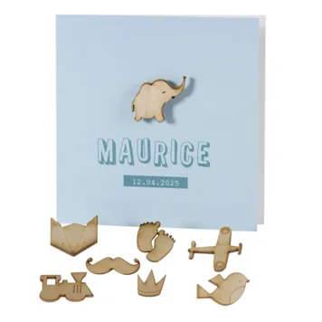 Lichtblauwe geboortekaart met houten motiefje naar keuze
