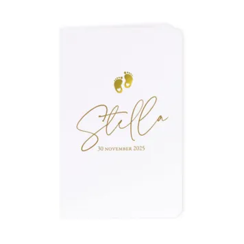 Geboortekaart paspoortformaat met voetjes in goudfolie