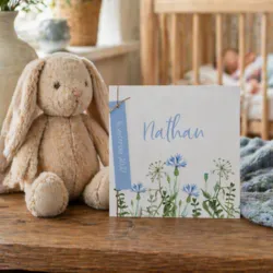 Geboortekaart bloemen in blauwtinten met label