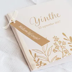 Geboortekaart takjes met smalle labels op parelmoerpapier