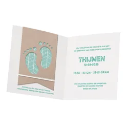 Thijmen - Modern geboortekaartje met uitgesneden voetjes