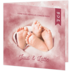 Geboortekaartje Juul en Lotte - Tweeling voetjes bordeauxrood