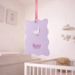 Eendje met roze strik op kaart met golvende rand
