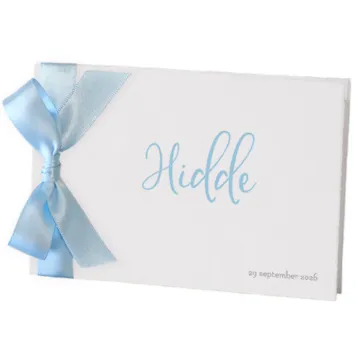 Op oud Hollands papier met een licht blauw satijnen strik