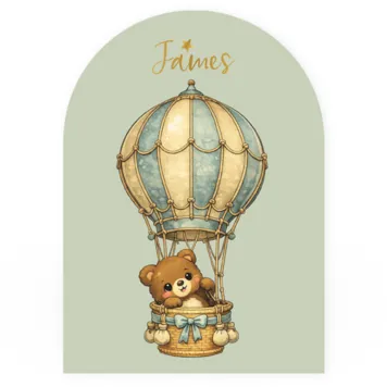 Een schattig beertje geniet van een rustige ballonvaart