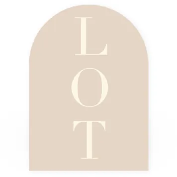 Geboortekaart minimalistisch boog enkel letters onder elkaar beige