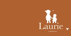 Lief minimalistisch geboortekaartje met zus en baby in silhouet